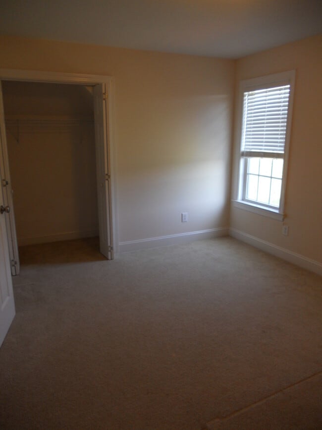 Building Photo - 409 Pointe Dr