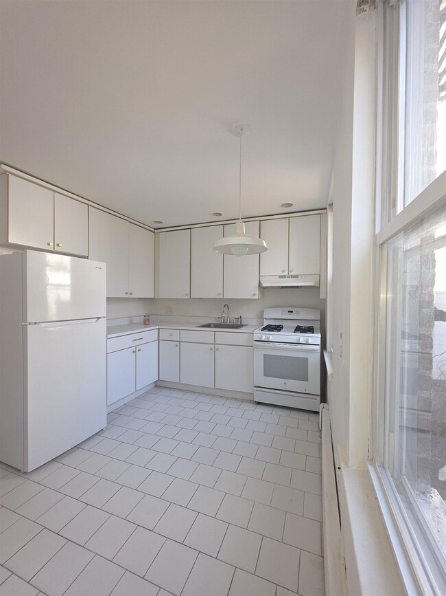 Building Photo - 10 66th St