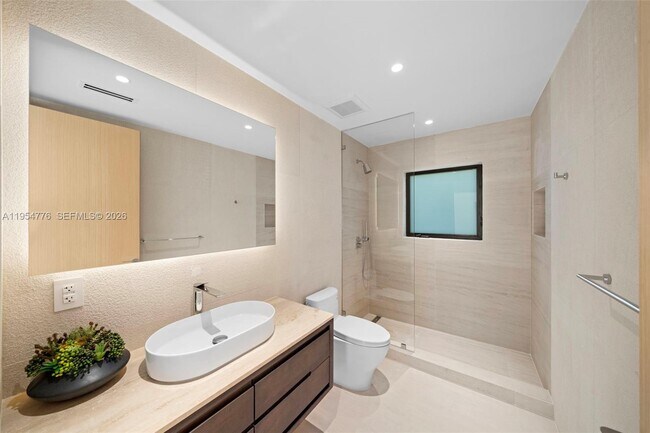 Building Photo - 222 E Rivo Alto Dr