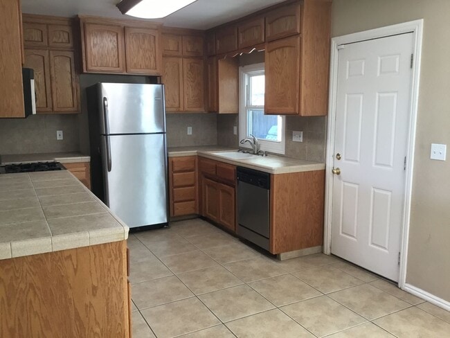 Building Photo - 5430 N Madera Ave