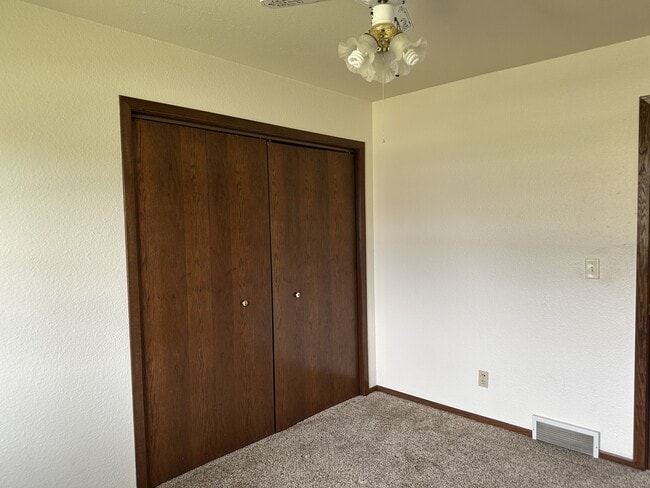 Building Photo - 2427 Mallard Dr