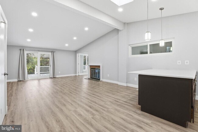 Building Photo - 6616 Beverly Ave