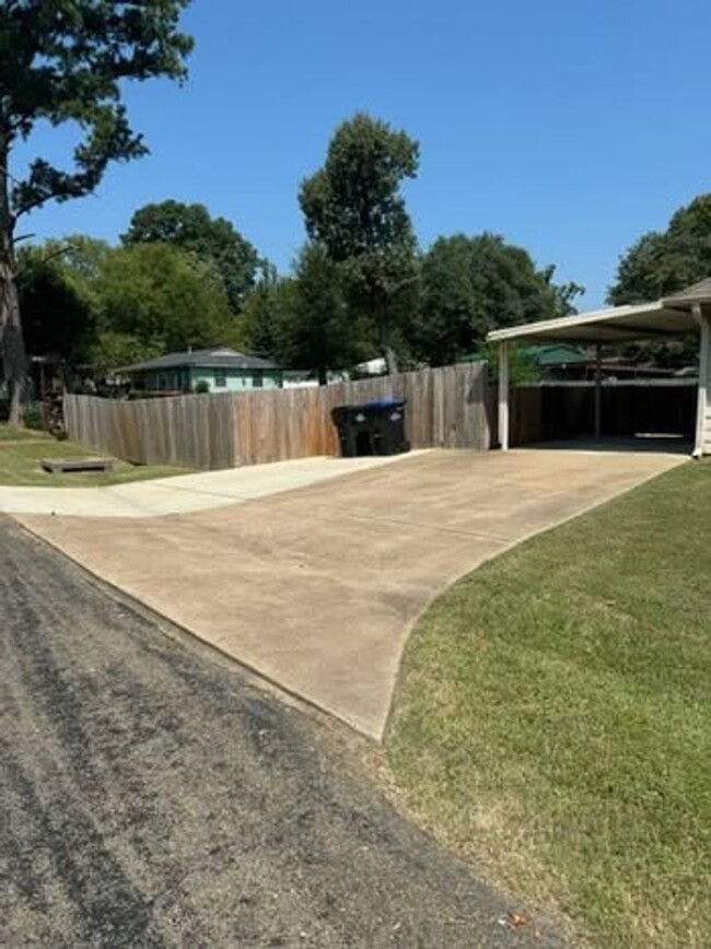 Building Photo - Beautiful home in Pine Tree ISD