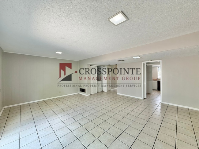 Building Photo - Available now! Beautiful 3 bedroom 1.5 bath Townhome in Tyler!