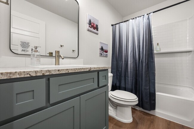 Building Photo - 2515 Kenwood Ave