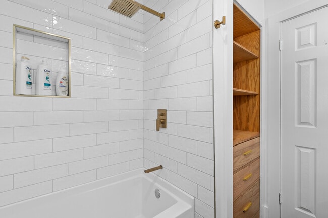 Hallway Bath - 3415 Pinehill Rd