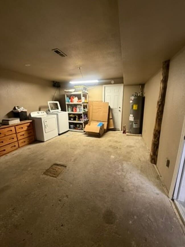 Building Photo - Spacious Pet-Friendly Home with Fireplace, Garage & Huge Deck Near Fairbanks