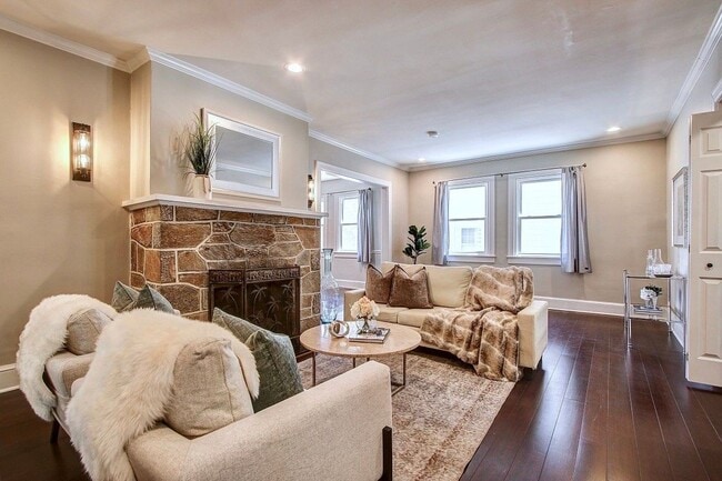 Building Photo - Gorgeous 5 BED + 3.5 Ba in Main House, 1 + 1 in BSMT, 1 + 1 above garage  in the Heart of Downtow...