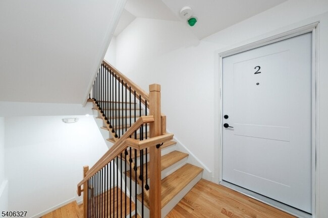 Building Photo - 52 James St