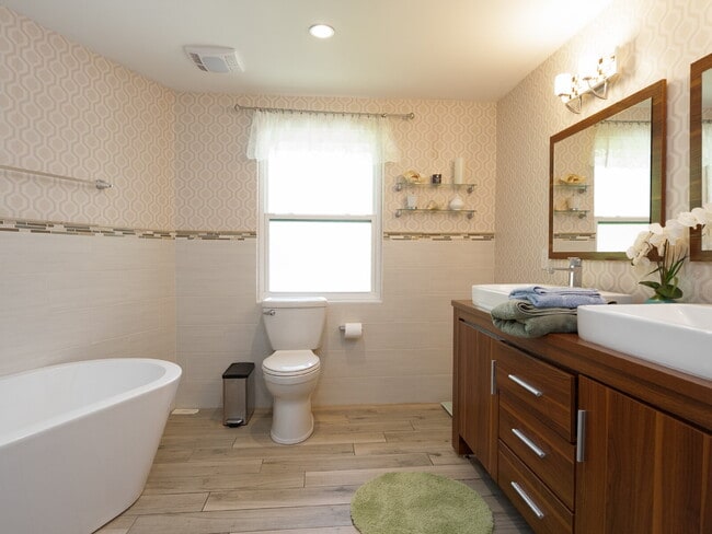 Building Photo - Living Across from Sarasota Bay 3BR/2.5BA Home Minutes to Downtown – Yardwork Included