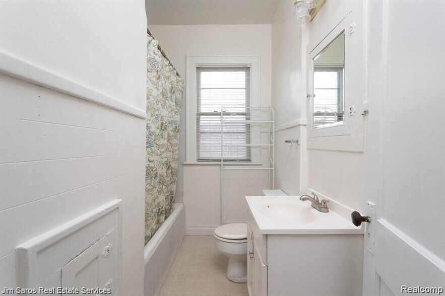 Building Photo - 987 Beaconsfield Ave