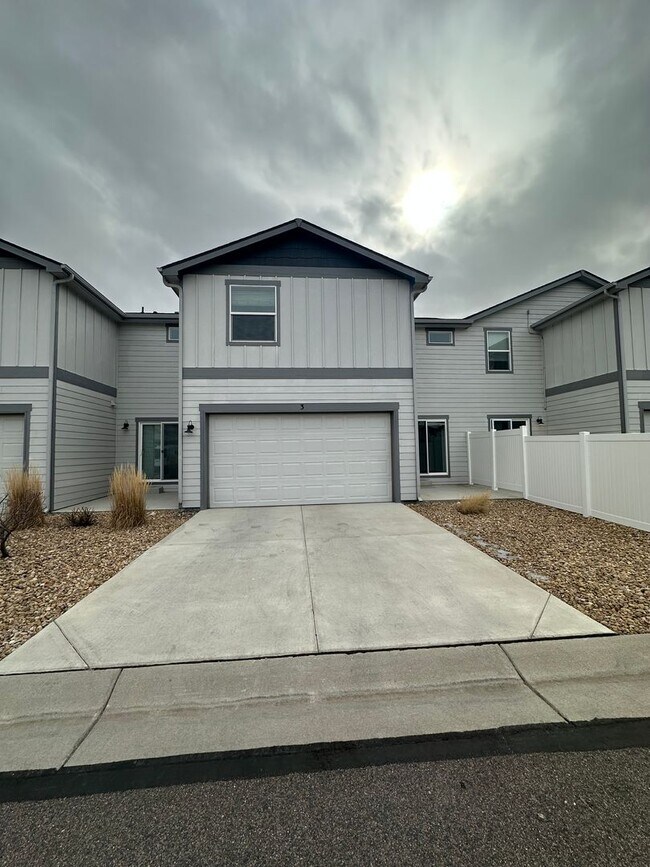 Building Photo - Amazing 3 bedroom townhome in Windsor!