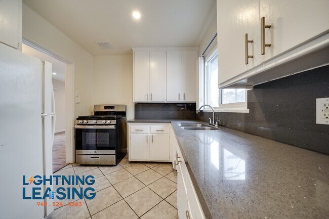 Building Photo - 1062 S Stanley Ave