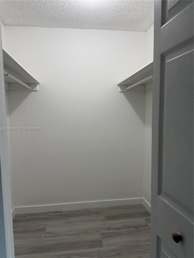 Building Photo - 20200 W Country Club Dr