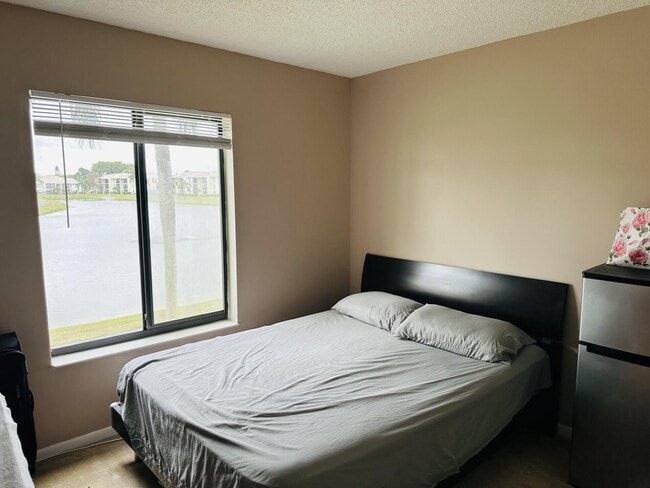 Building Photo - 1115 Green Pine Blvd