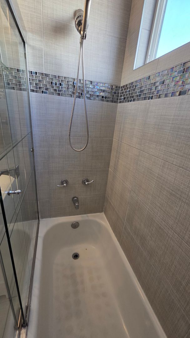 Building Photo - Spacious 3 bed 1 bath with a large backyard!