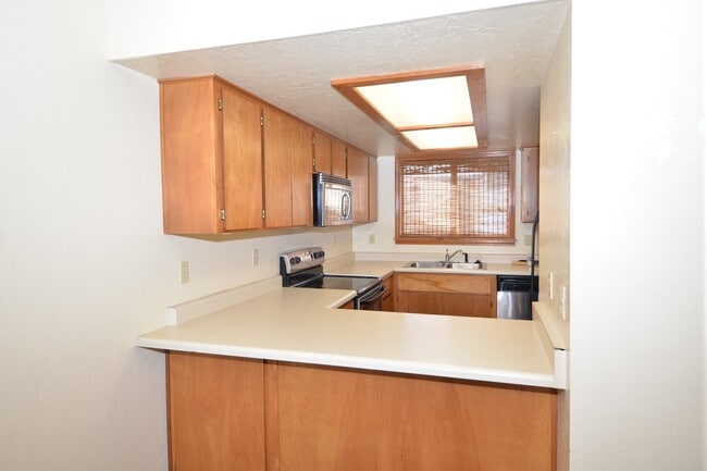 Building Photo - 3 Bedroom Townhome for Rent!