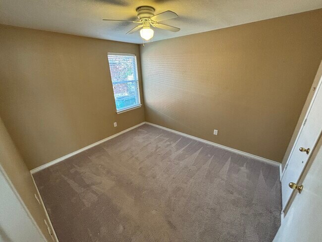 Building Photo - 3003 Lake Ridge Dr