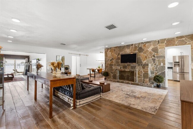Building Photo - Hawthorne Avenue, Miami Beach, FL 33141 - 4 BR 3 BA single-family home