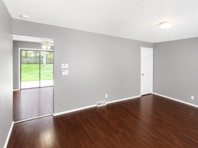 Building Photo - Your next home is waiting! Check out this inviting 3-bedroom