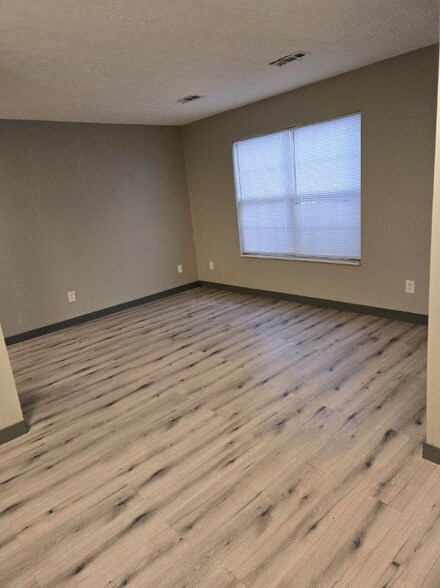 Building Photo - 573 Irving Wick Dr E