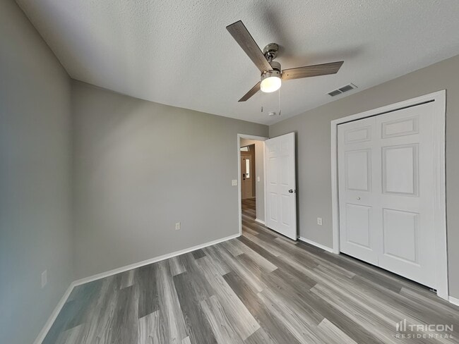 Building Photo - 2118 Deerfield Dr