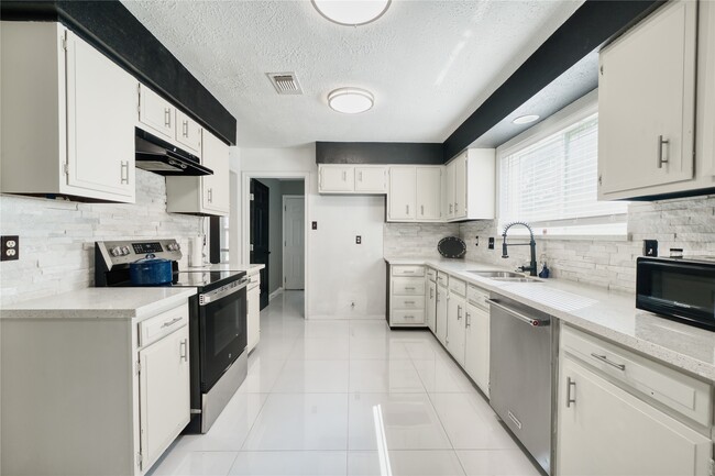 Building Photo - 10127 Fernstone Ln