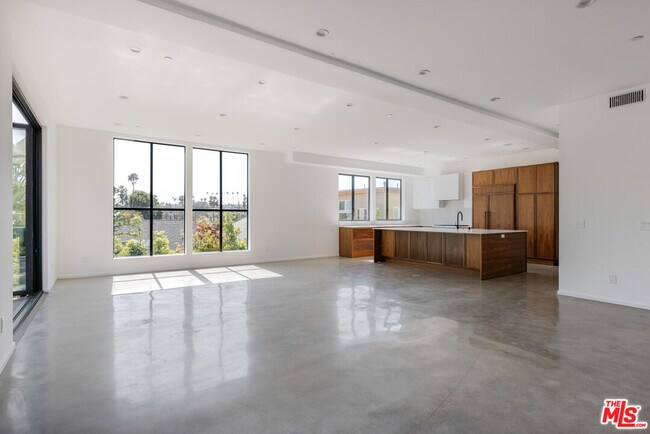 Building Photo - 1628 1/2 Micheltorena St