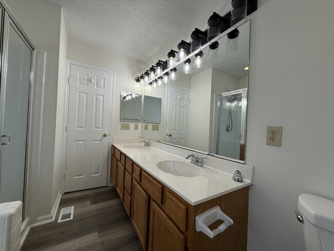 Building Photo - 10722 Roxbury Ct