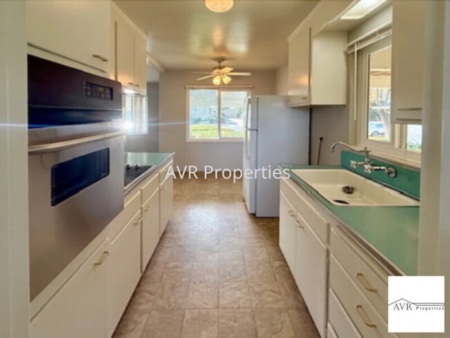 Building Photo - Cute duplex near downtown with new paint and carpets