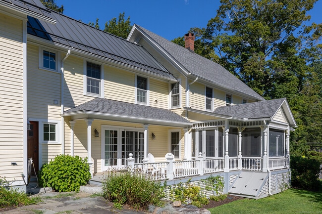 Building Photo - 267 Main St