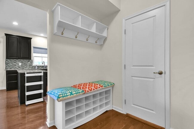 Building Photo - Spacious 3 Bedroom Home with Loft, Elegant...
