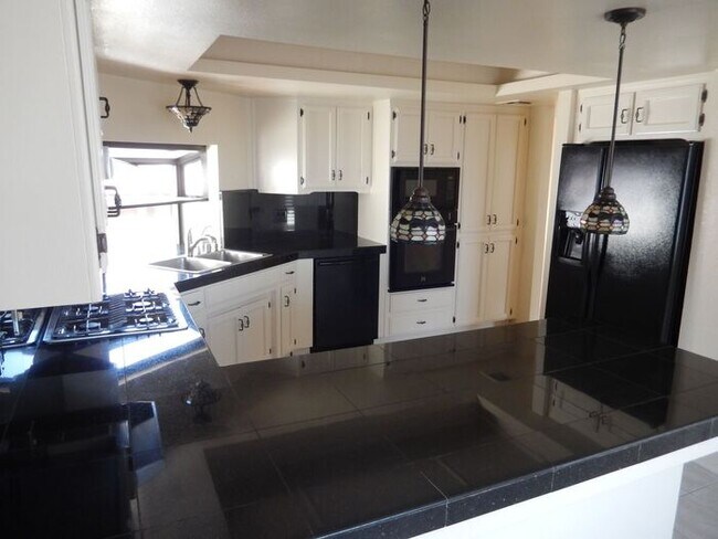 Building Photo - 147 Searidge Ct