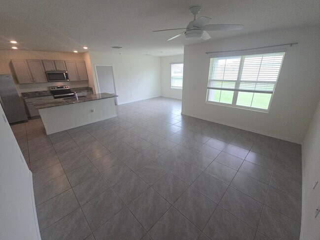 Building Photo - Gorgeous 3-Bedroom, 2-Bathroom Townhouse in Bradenton