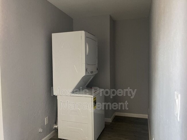 Building Photo - 257 E Oakland St