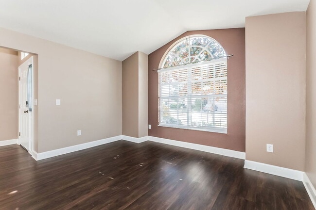 Building Photo - 6935 Runner Oak Dr