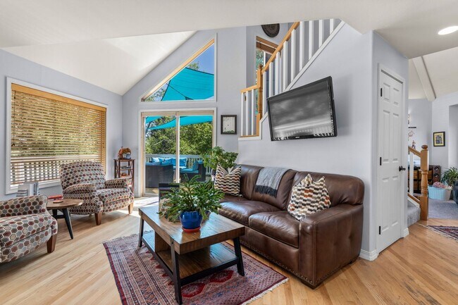 Building Photo - Beautiful bright home with large yard, fin...