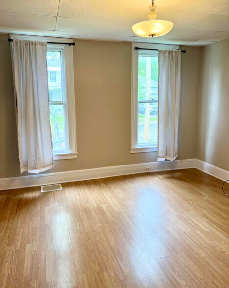 Living Room - 300 S William St