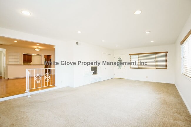 Building Photo - Spacious Fullerton 4BD Home with Dual Living Areas, Updated Kitchen & Screened Patio
