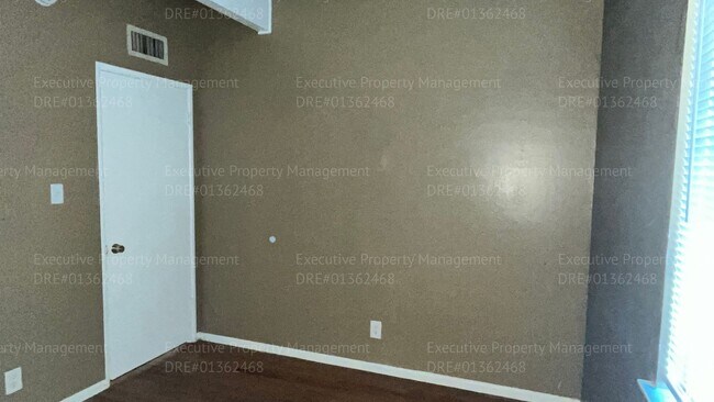 Building Photo - 3 bedroom/ 1.5 bathroom home with a detach...