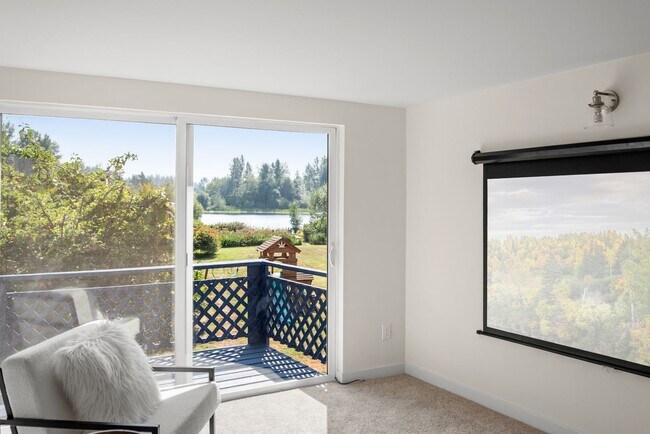 Building Photo - Peaceful Lakefront Living in Kirkland