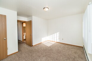 Building Photo - Harvest View Apartments-Heat/Water Included