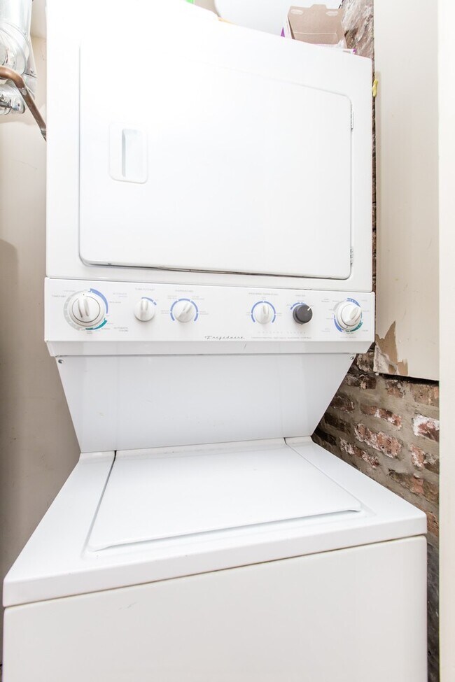 Building Photo - Condo Quality 2bed/1bath GARDEN space in t...