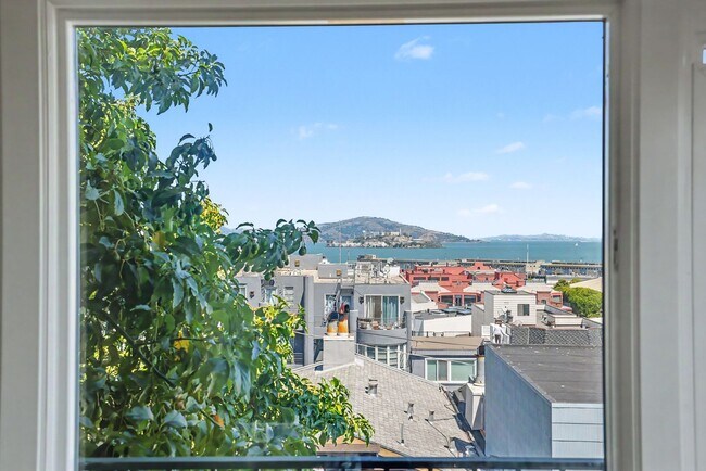 Building Photo - RENOVATED 3BR w/ Dining Room. VIEWS! Parking Avail., FREE Laundry!