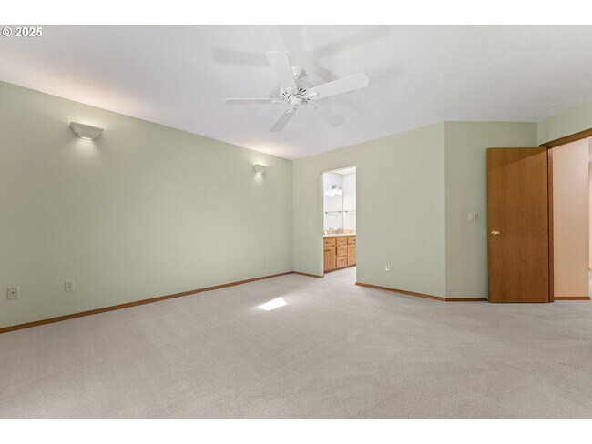 Building Photo - 3-Bedroom Home with Granite Kitchen, Family Room & Private Deck