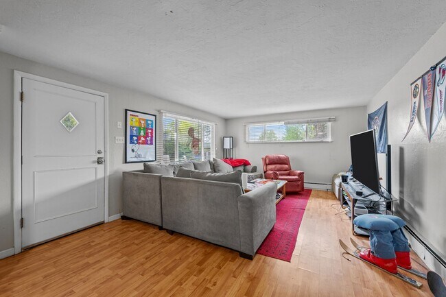 Building Photo - Gorgeous Three Bedroom home  in Sunnyside!