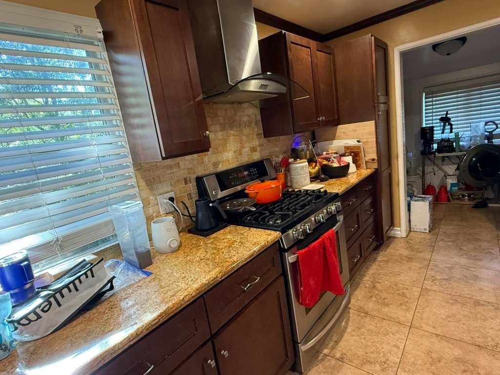 kitchen - 5208 Woodman Ave