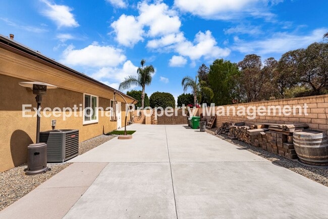 Building Photo - Amazing Executive Estate!