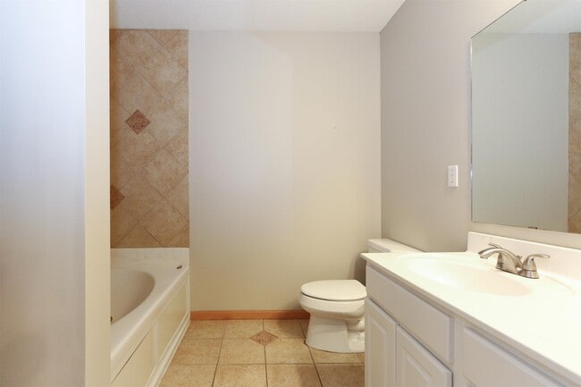 Building Photo - 8033 Stratford Cir S