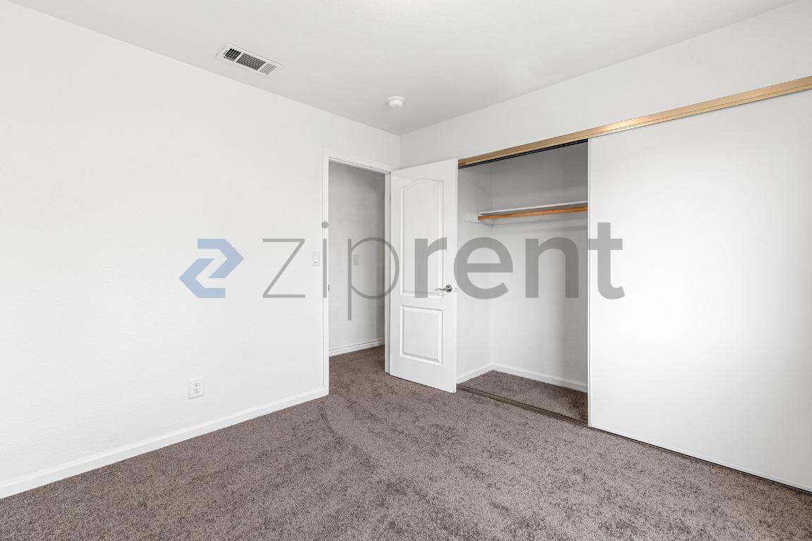 Building Photo - Unit